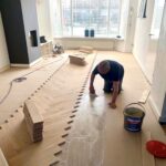 visgraat vloer gelegd door monteur van De Oude Plank in een woning modern interieur