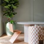 visgraat vloer in een woning met een modern interieur en een plant. gelegd door Oude PLank. Experts in het leggen en de verkoop van oude houten vloeren