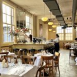 visgraat eiken vloer gelegd door Oude PLank in een Horeca / Restaurant. Experts in het leggen en de verkoop van oude houten vloeren