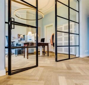 visgraat eiken vloer gelegd in een woning met stalen tussenwanden. Oude Plank. Specialist in houten vloeren met karakter