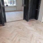 visgraat houten vloer gelegd door De Oude Plank in een woning