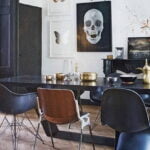 Visgraat eiken T 2 visgraat vloer in een woning met een modern interieur. gelegd door Oude Plank. Experts in het leggen en de verkoop van oude houten vloeren