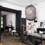 Visgraat eiken T 3 visgraat houten vloer in moderne dure woning met zwart meubilair gelegd door Oude Plank. Experts in het leggen en de verkoop van oude houten vloeren