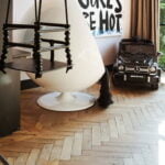 Visgraat eiken T 4 visgraat vloer in kinderkamer gelegd door Oude Plank. Experts in het leggen en de verkoop van oude houten vloeren