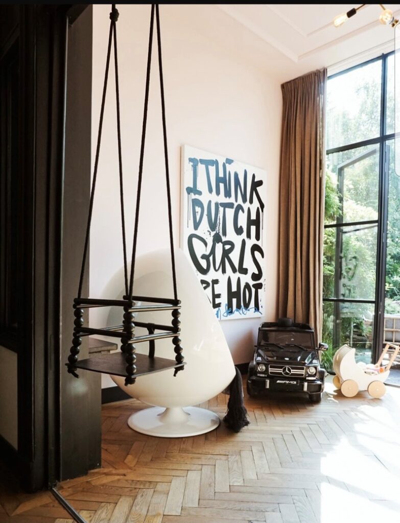 Een stijlvolle kamer met een visgraat vloer